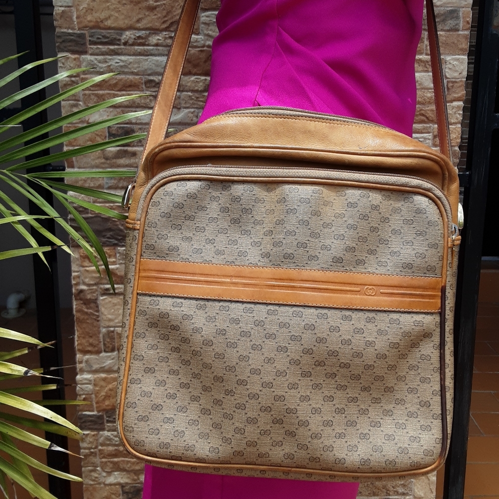 Vintage Gucci messenger bag w/extra bonus Keychain